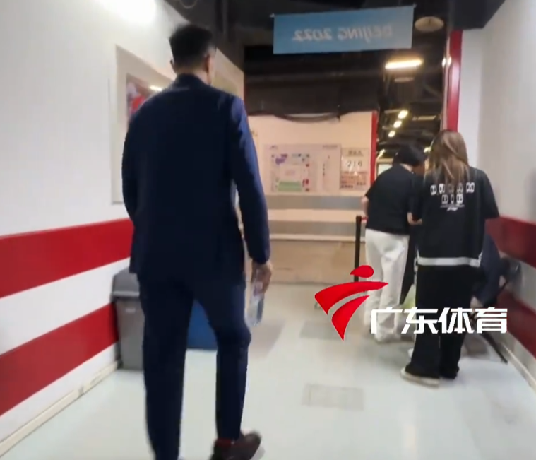 云开体育网址-广东回更衣室动态！杜锋落寞，崔永熙绑冰袋，王少杰哭红鼻子！